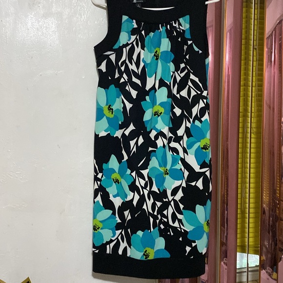 Beautiful Dress with no sleeves - Picture 2 of 7